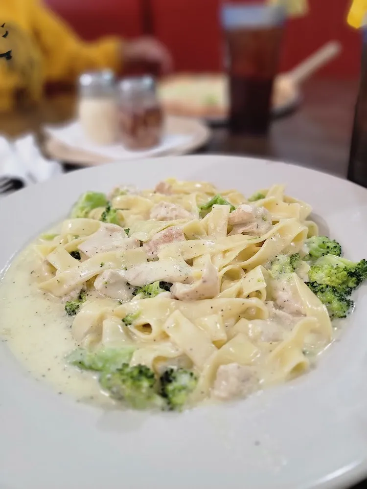Chicken Alfredo w Broccoli